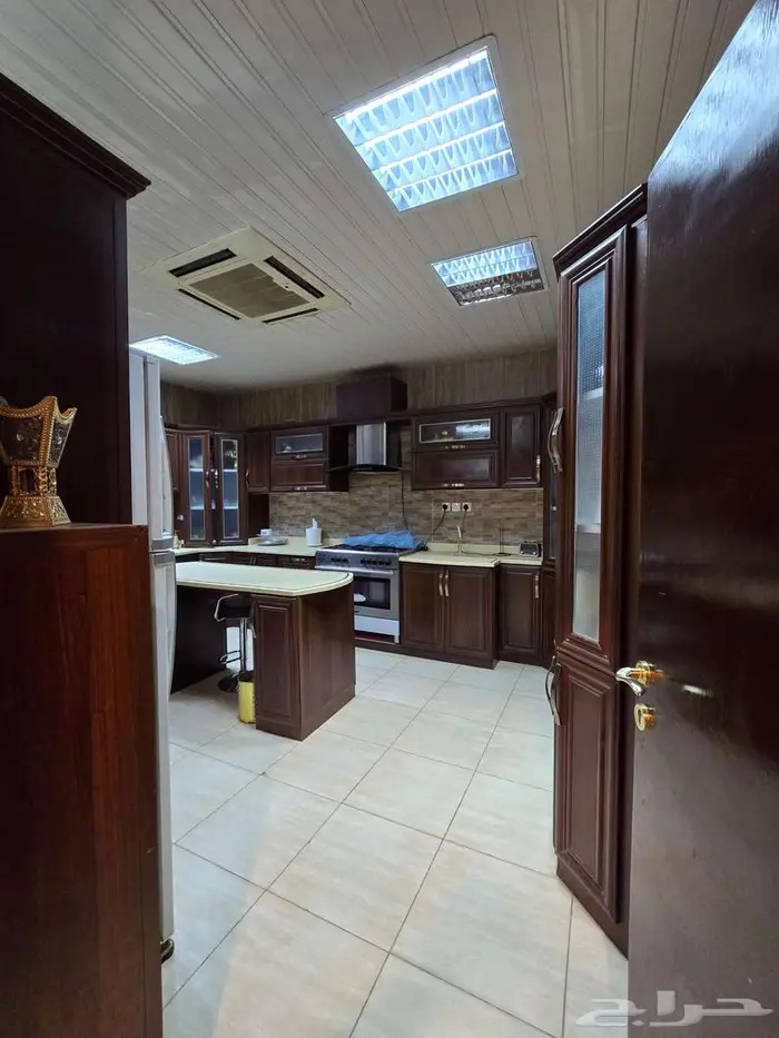 فيلا فاخرة للبيع في حي الجزيرة 18