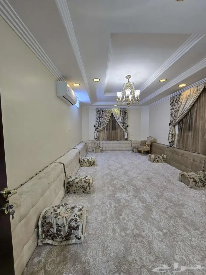 فيلا فاخرة للبيع في حي الجزيرة 8