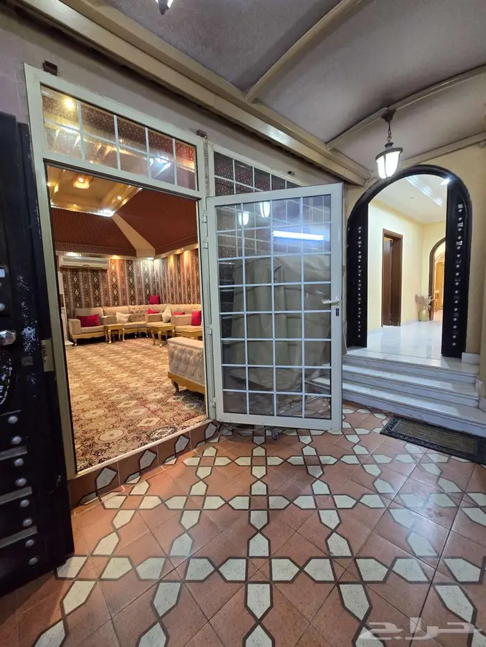 فيلا فاخرة للبيع في حي الجزيرة 4