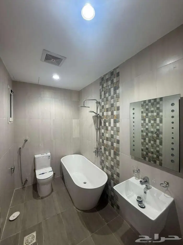 شقة للإيجار في حي الصواري - 5 غرف - تشطيب جديد سوبر الترا 3