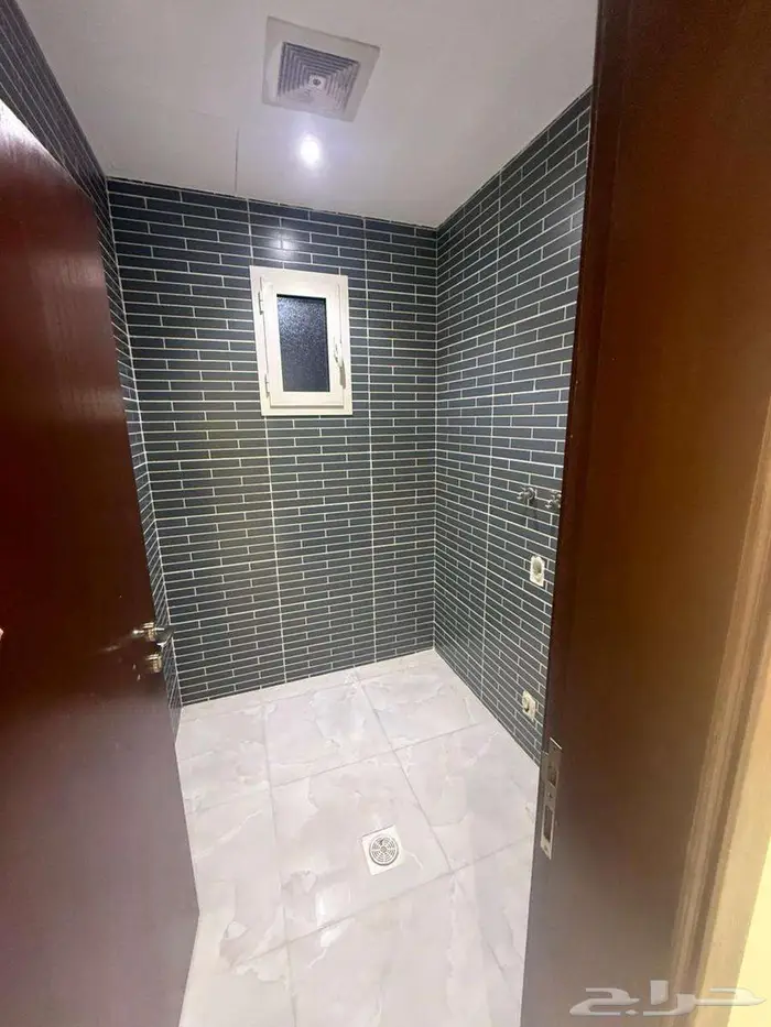 شقة للإيجار في حي الصواري - 5 غرف - تشطيب جديد سوبر الترا 10