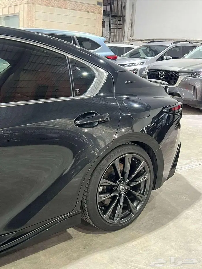 لكزس is350 F 2024 سبورت شبه جديد ( الوكيل عبداللطيف جميل ) 4