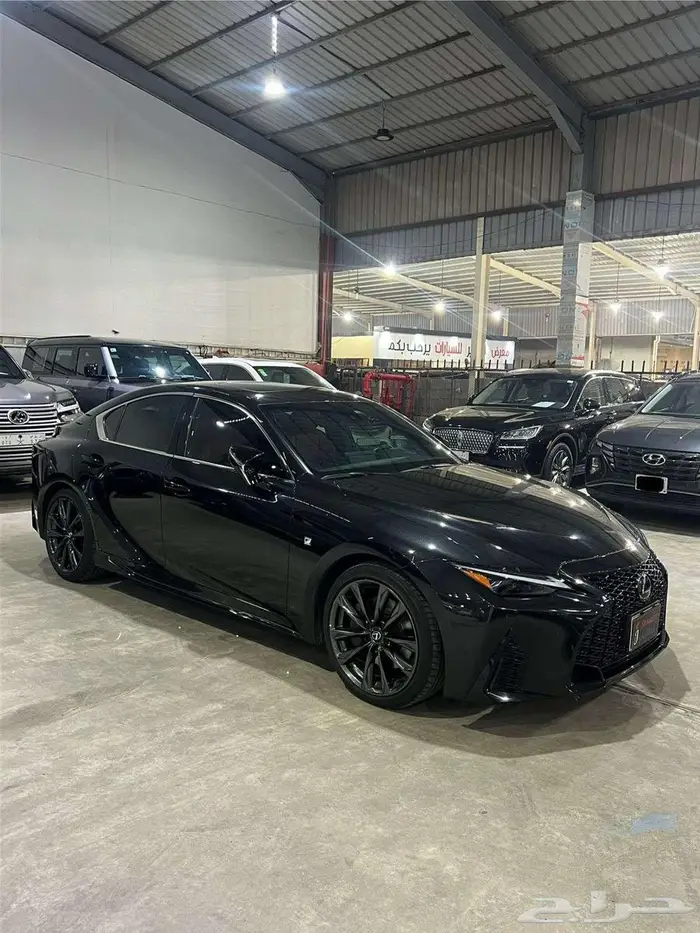 لكزس is350 F 2024 سبورت شبه جديد ( الوكيل عبداللطيف جميل ) 3