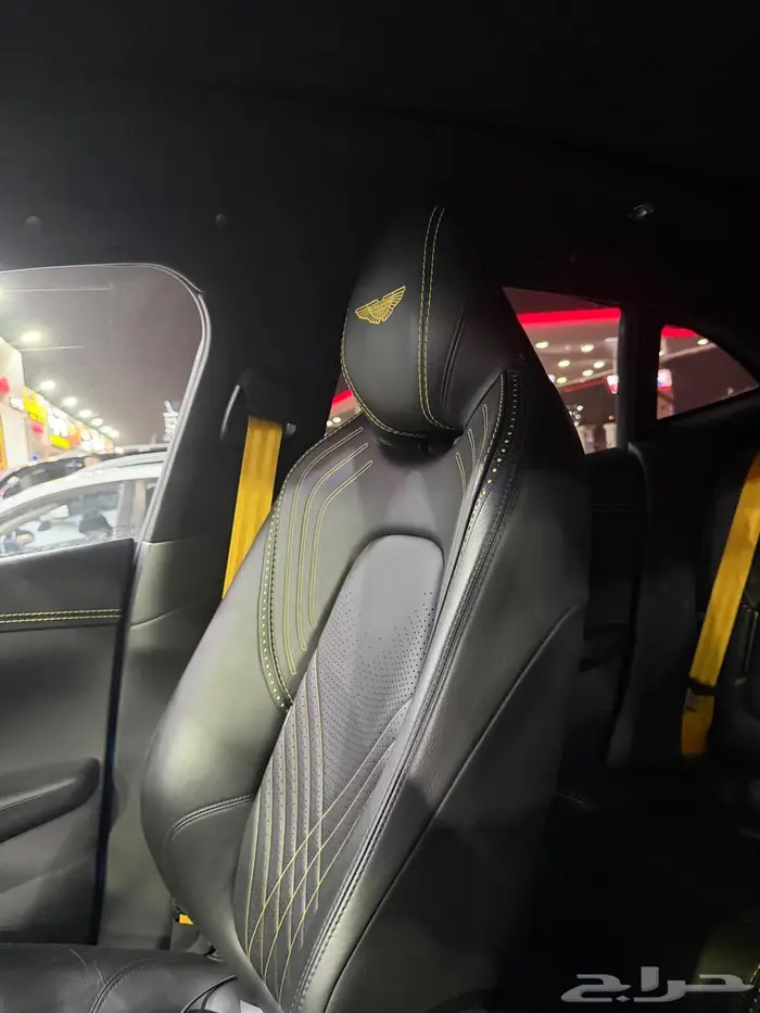 استون مارتن -DBX 2