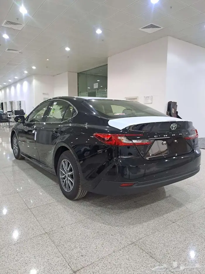 تويوتا كامري E ستاندر بنزين لون أسود 2025 2