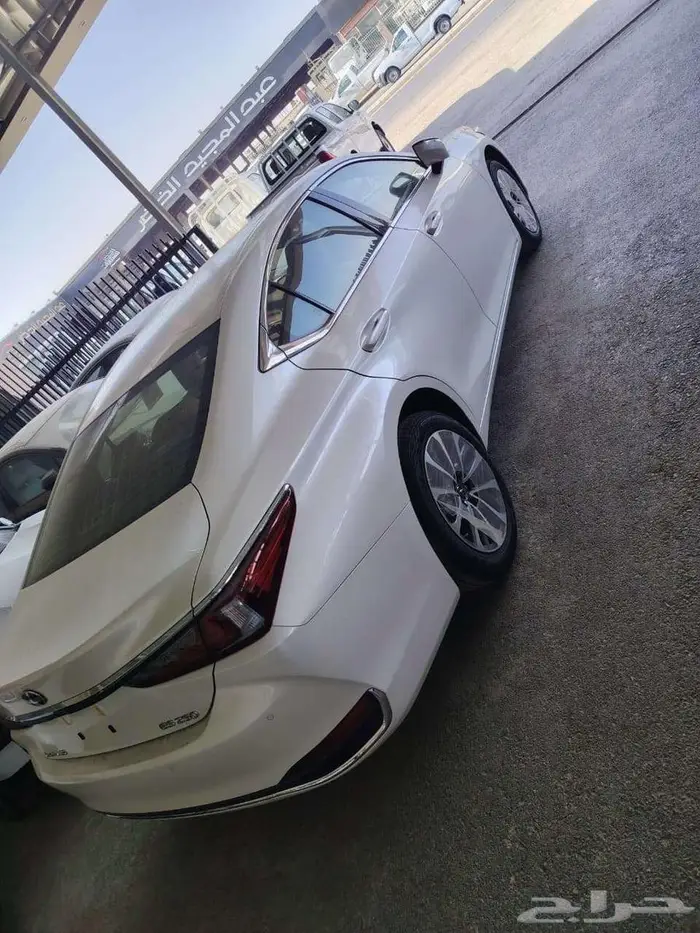 عرض اليوم لكزس ES250AA موديل 2025 ابيض ورمادي 2