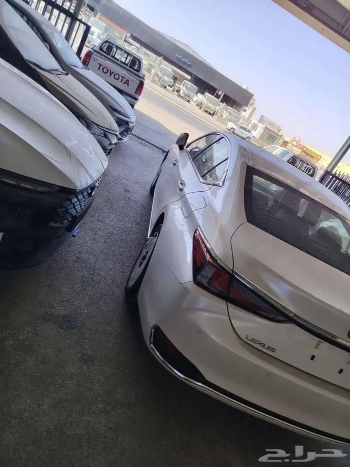 عرض اليوم لكزس ES250AA موديل 2025 ابيض ورمادي 3