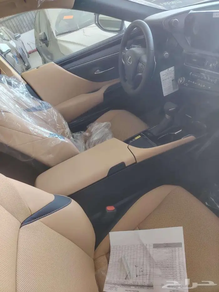 عرض اليوم لكزس ES250AA موديل 2025 ابيض ورمادي 4