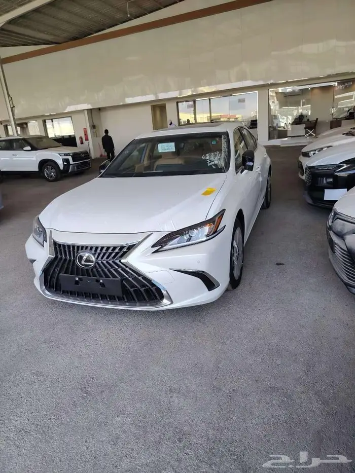 عرض اليوم لكزس ES250AA موديل 2025 ابيض ورمادي 0