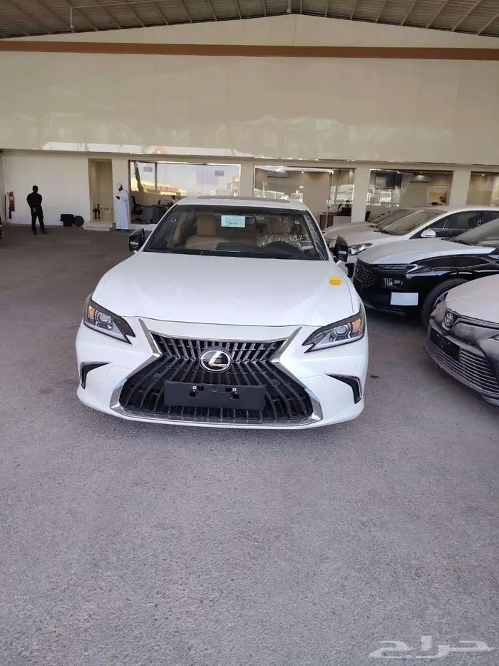 عرض اليوم لكزس ES250AA موديل 2025 ابيض ورمادي 1