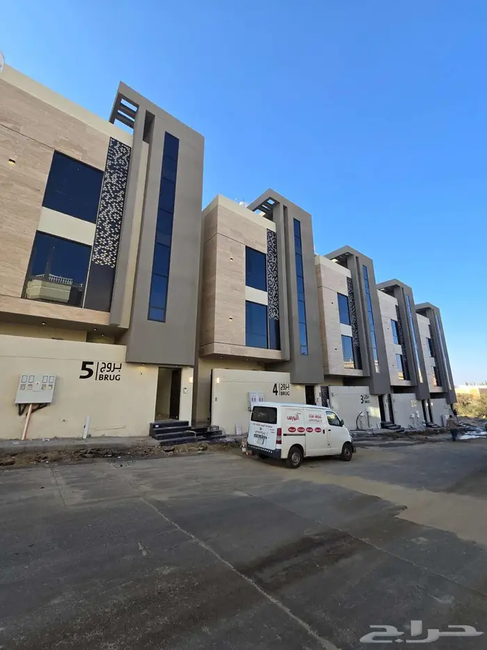 للبيع شقق علويه بملحق 7غرف VIPوسطح خاص من 590 ألف غرب الخميس 1