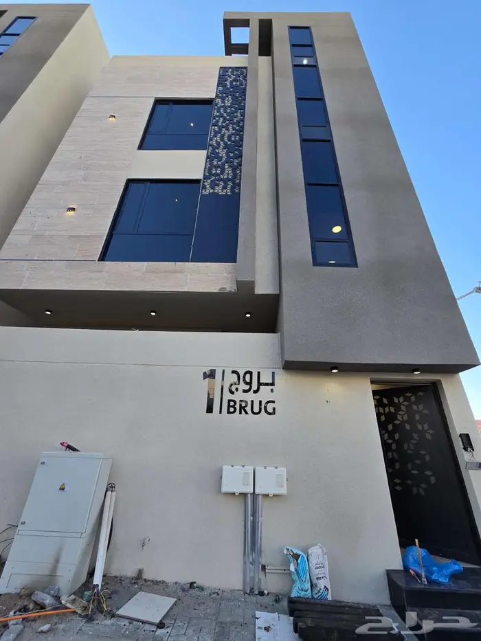 للبيع شقق علويه بملحق 7غرف VIPوسطح خاص من 590 ألف غرب الخميس 3