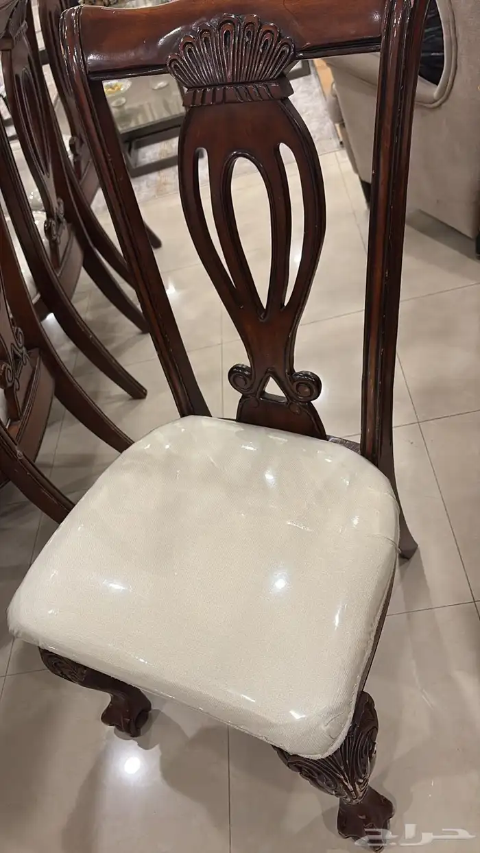 طاولة طعام مع 8 كراسي نزلنا السعر 3