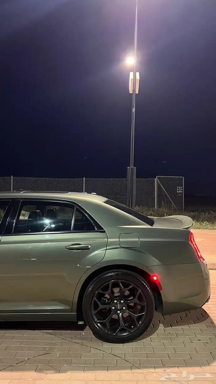 السيارة كرايسلر المديل 2020 الفئة C300 اللون زيتي الممشى 3