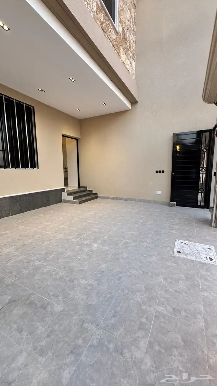 دور ارضي بمدخل سياره للبيع حي اليرموك مقابل ضمك 2