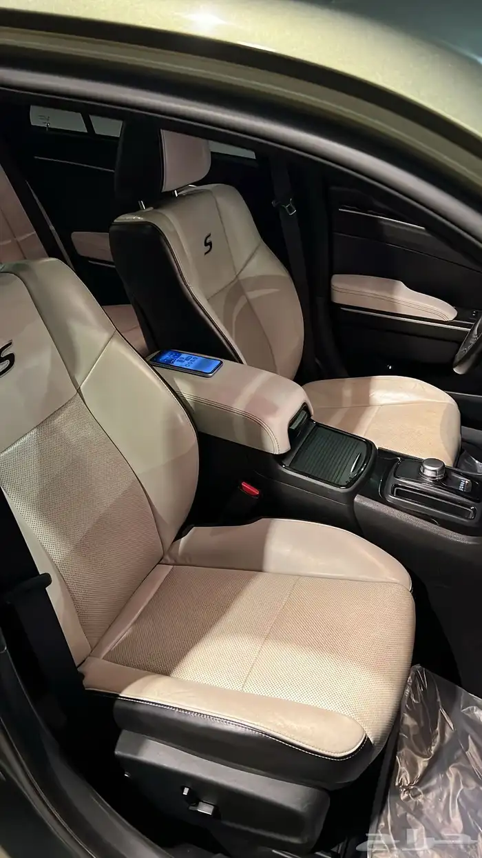 السيارة كرايسلر المديل 2020 الفئة C300 اللون زيتي الممشى 11