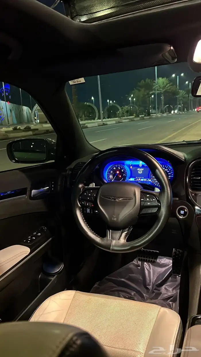 السيارة كرايسلر المديل 2020 الفئة C300 اللون زيتي الممشى 9