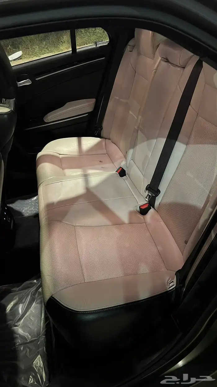 السيارة كرايسلر المديل 2020 الفئة C300 اللون زيتي الممشى 12