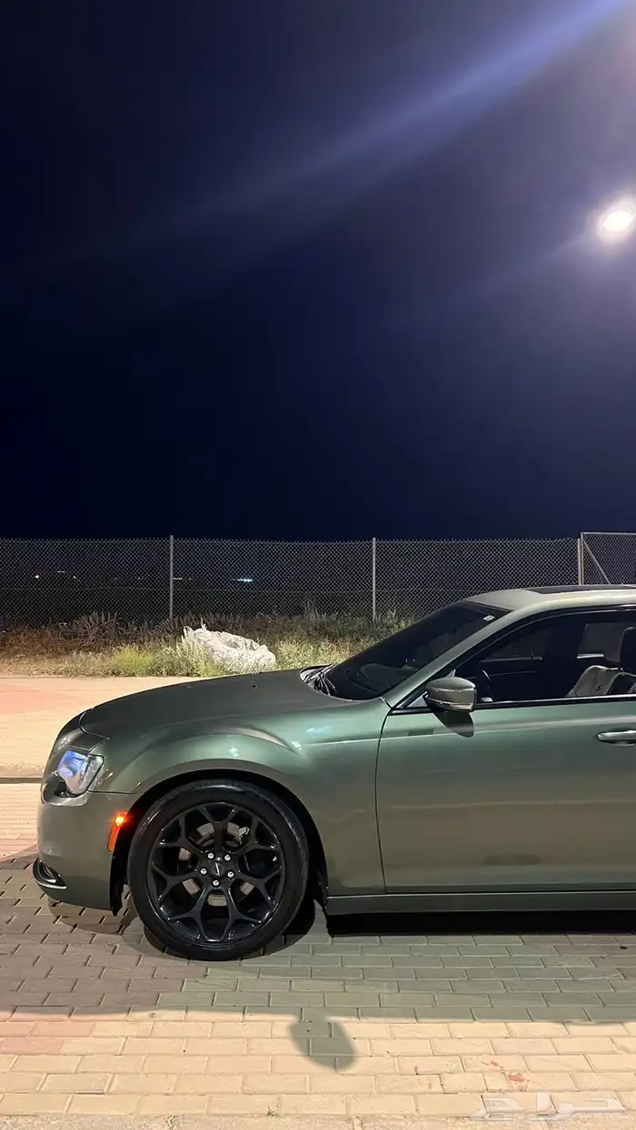 السيارة كرايسلر المديل 2020 الفئة C300 اللون زيتي الممشى 2