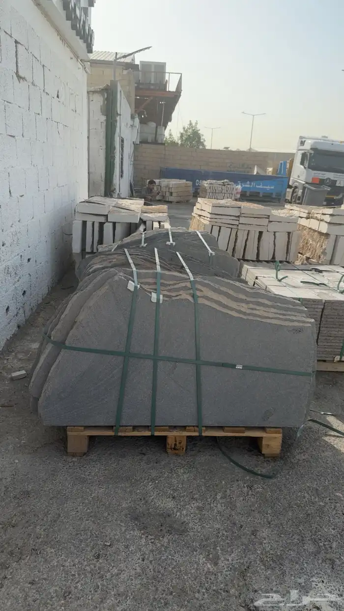 حجر بازلت عشوائي 1