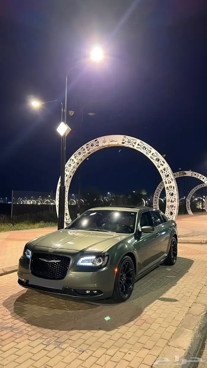 السيارة كرايسلر المديل 2020 الفئة C300 اللون زيتي الممشى 1