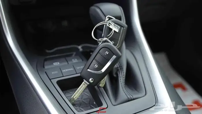 تويوتا راف فور LE دفع امامي بنزين 2025 11