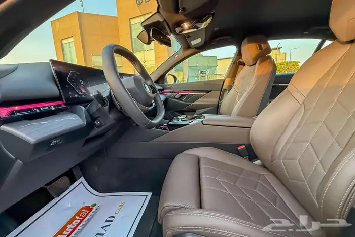 BMW 520i LAXURY 2024 ذهبي خليجي 8