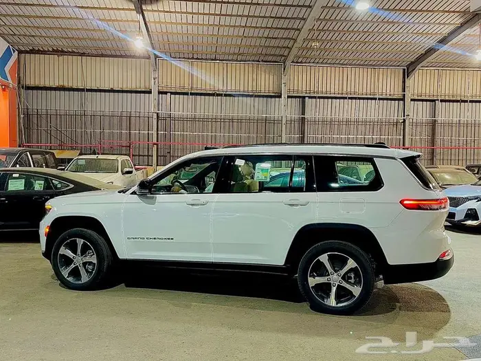 جيب شيروكي ليميتد 3.6 2023 كاش او تقسيط عرض خاص 9