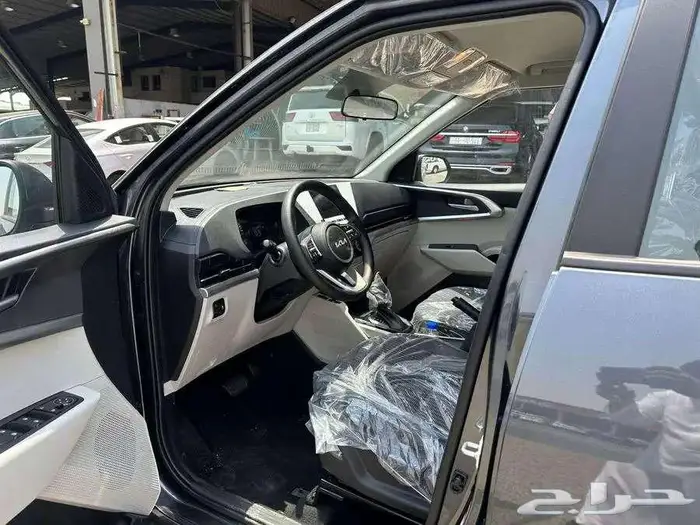 كيا كارينز ستندر 1.5 موديل 2025 شاشه وكاميرا 4