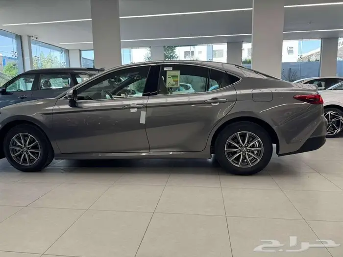 تويوتا كامري E بنزين استاندر رمادي موديل 2025 سعودي اقساط 5