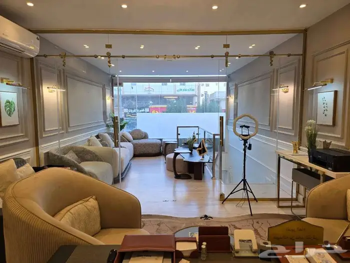 فرصة استثمارية ذهبية معرض للتقبيل في موقع مميز 4