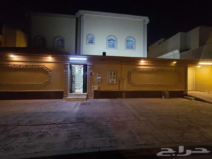 فيلا فاخرة للبيع في حي الجزيرة 5