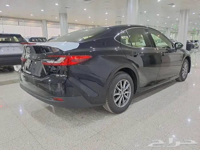 تويوتا كامري E ستاندر بنزين لون أسود 2025 1