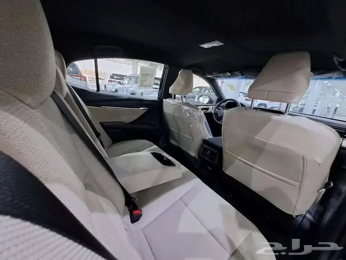 تويوتا كامري E ستاندر بنزين لون أسود 2025 5