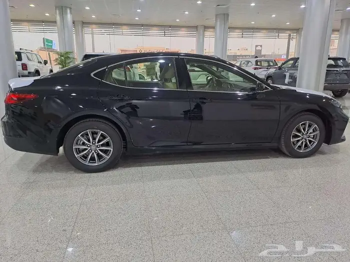 تويوتا كامري E ستاندر بنزين لون أسود 2025 8