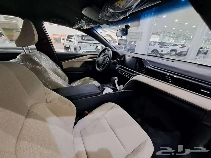 تويوتا كامري E ستاندر بنزين لون أسود 2025 3