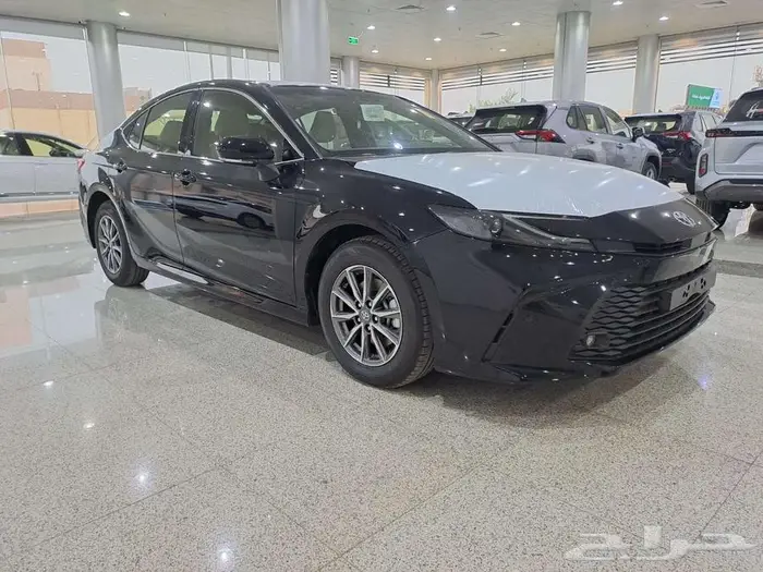 تويوتا كامري E ستاندر بنزين لون أسود 2025 4