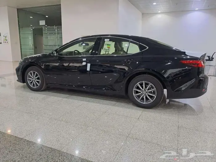 تويوتا كامري E ستاندر بنزين لون أسود 2025 6