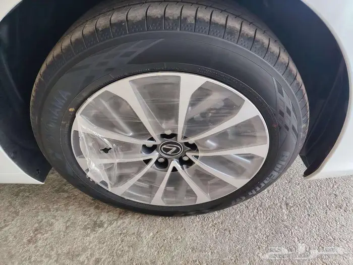 عرض اليوم لكزس ES250AA موديل 2025 ابيض ورمادي 5