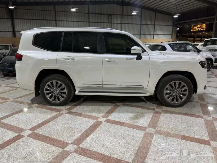 تيوتا لاندكروزر GXR4 2024 - كورنيش 1