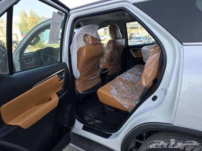 تويوتا فورتشنر VX3 بنزين 2025 11