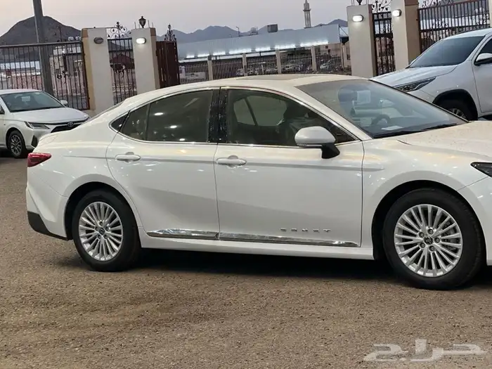 تويوتا كامري 2025 بنزين LE فتحه السعر 122000 3