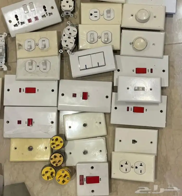 للبيع افياش ومفاتيح كهربائيه وثريات 2