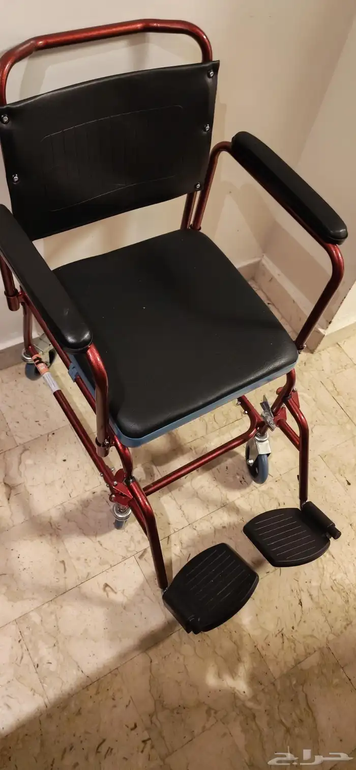 كرسي حمام متحرك شبه جديد للبيع للتواصل 0