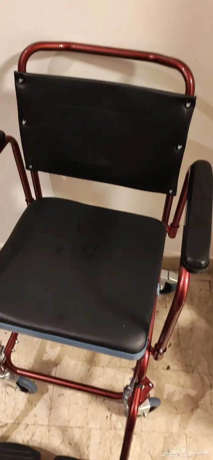 كرسي حمام متحرك شبه جديد للبيع للتواصل 2