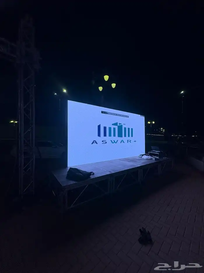 شاشات LED عملاقة مع بوابات واستربات 1