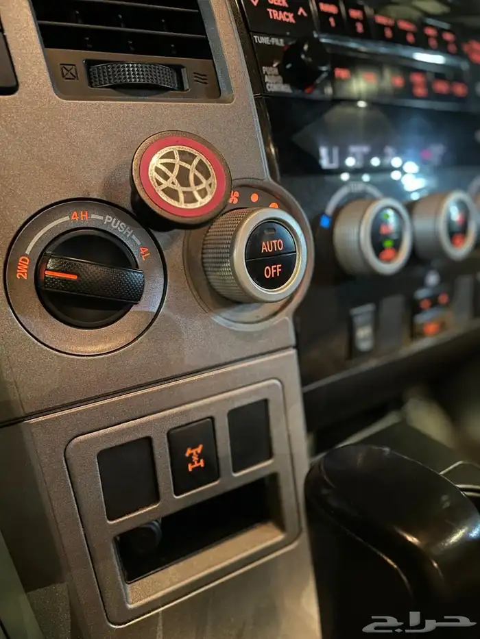 اسكويا موديل 2013 عداد 299 الف دبل ثلاجه بودي بلد 7