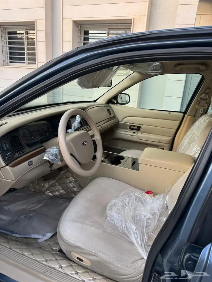 فورد كراون فيكتوريا 2009 19