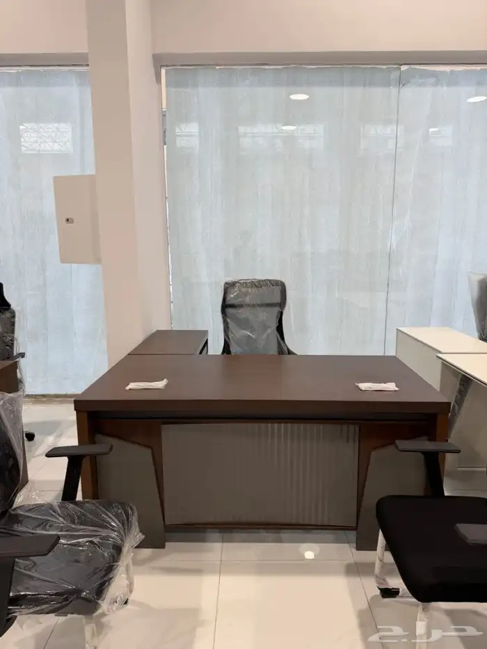 طاولة مكتب حديثة بتصميم عصري بأحجام مختلفة 3