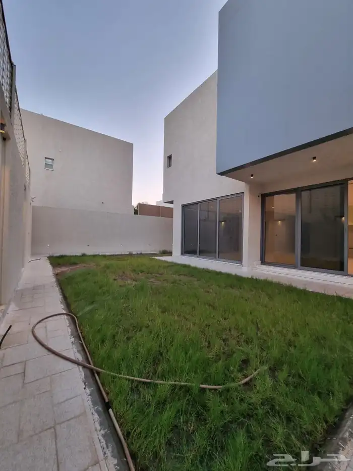 للبيع فيلا واسعه بحي الربوه الشرقيه شغل شخصي 1